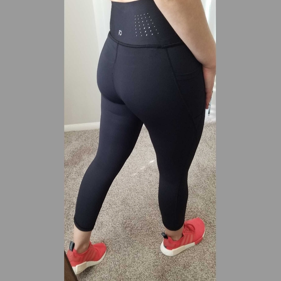 GapFit High Rise Capris in Sculpt Revolution - Picture 3 of 3